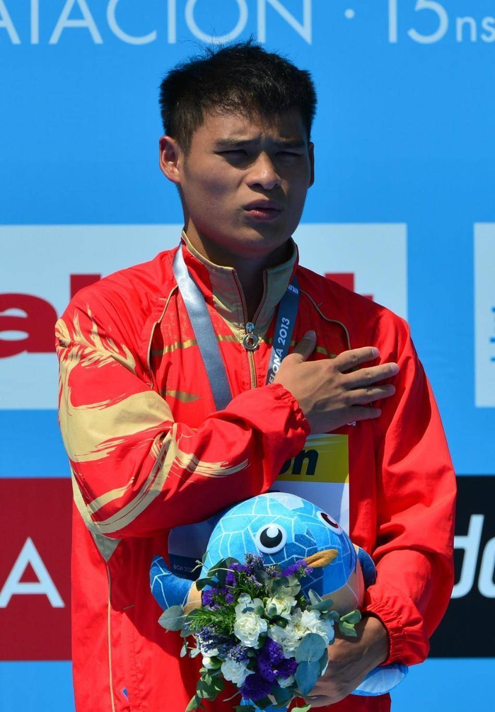 包含澳大利亚游泳名将奋力向前，再见巅峰的词条