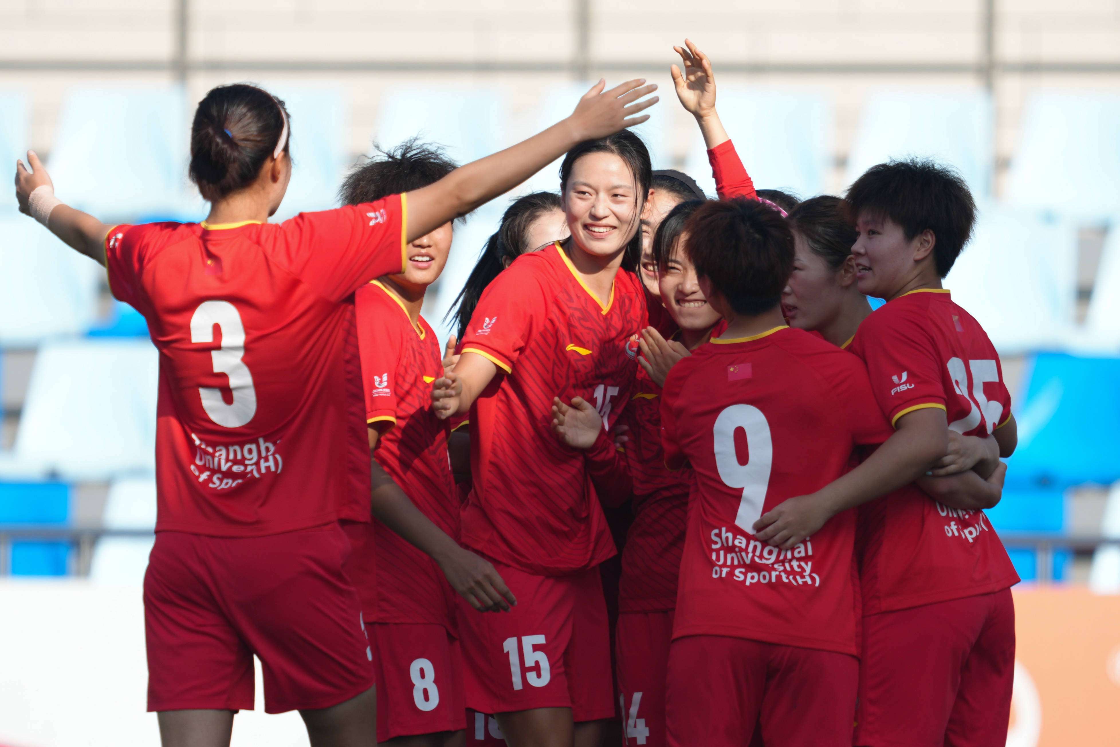 女子足球联赛中，实力强劲的球队获胜