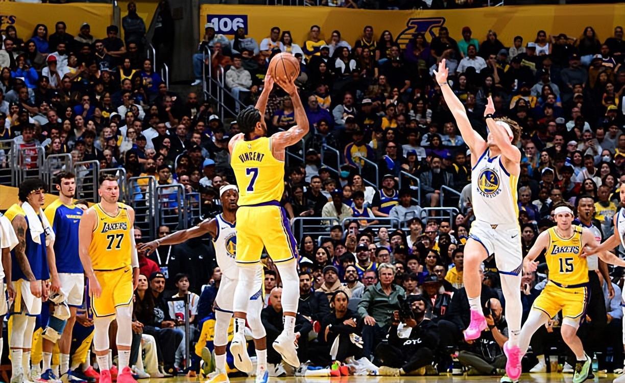 湖人外线稳定投篮,取得连胜 湖人外线稳定投篮,取得连胜