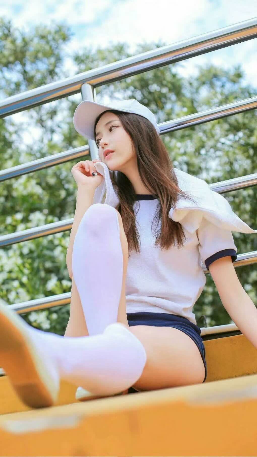 很有画面感和戏剧张力。我们先来扩展思维，构思一个既点明赛果，又暗藏故事性和文学性的标题，然后围绕它展开一篇具有唯一性的文章